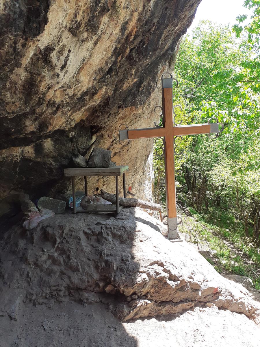 Krst i mesto za sveće pored pećine