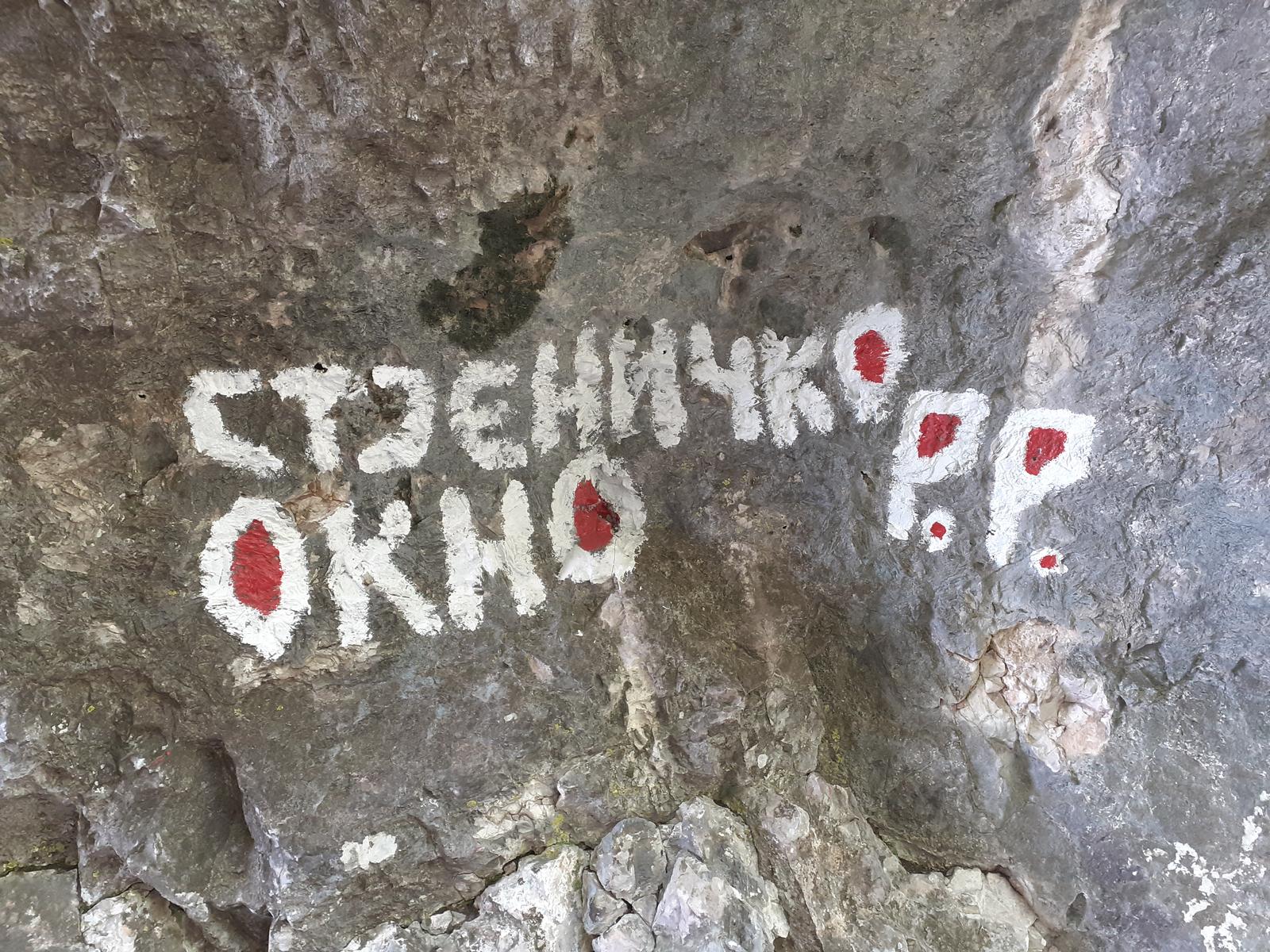 Natpis Stjeničko okno na steni