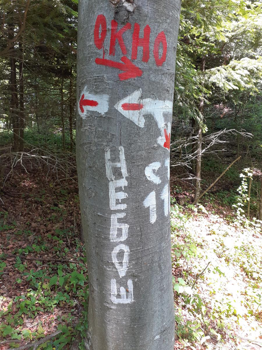 Planinarska markacija ka oknu