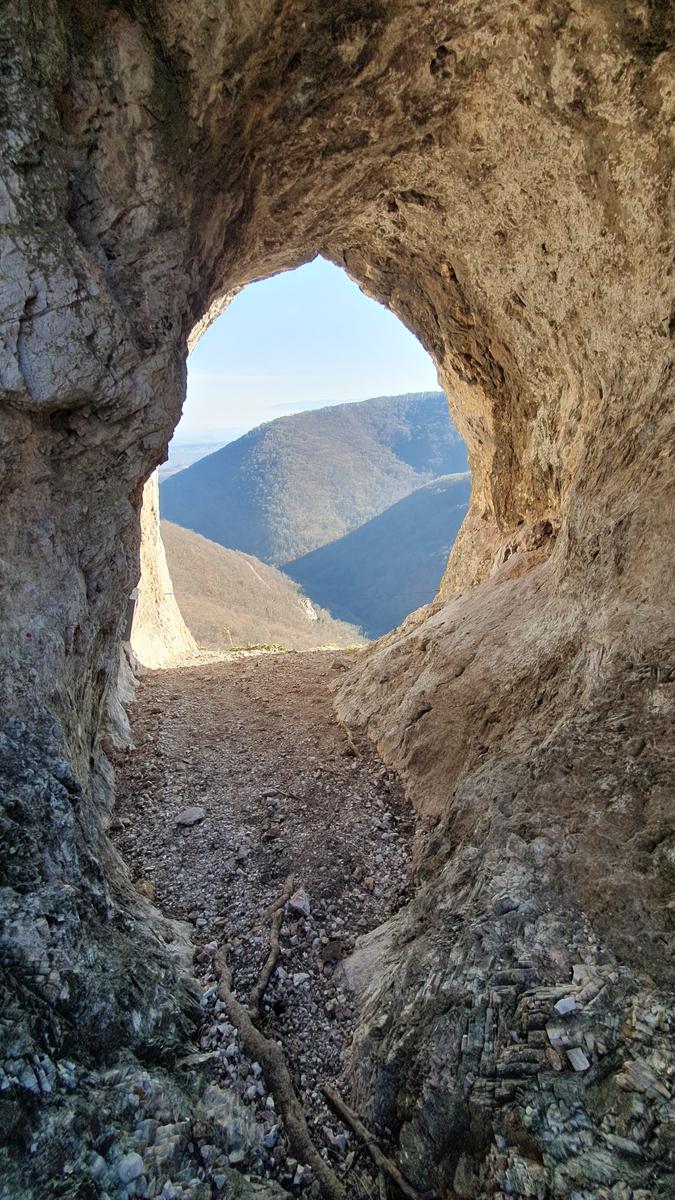 Pogled kroz okno u jesenjoj svetlosti