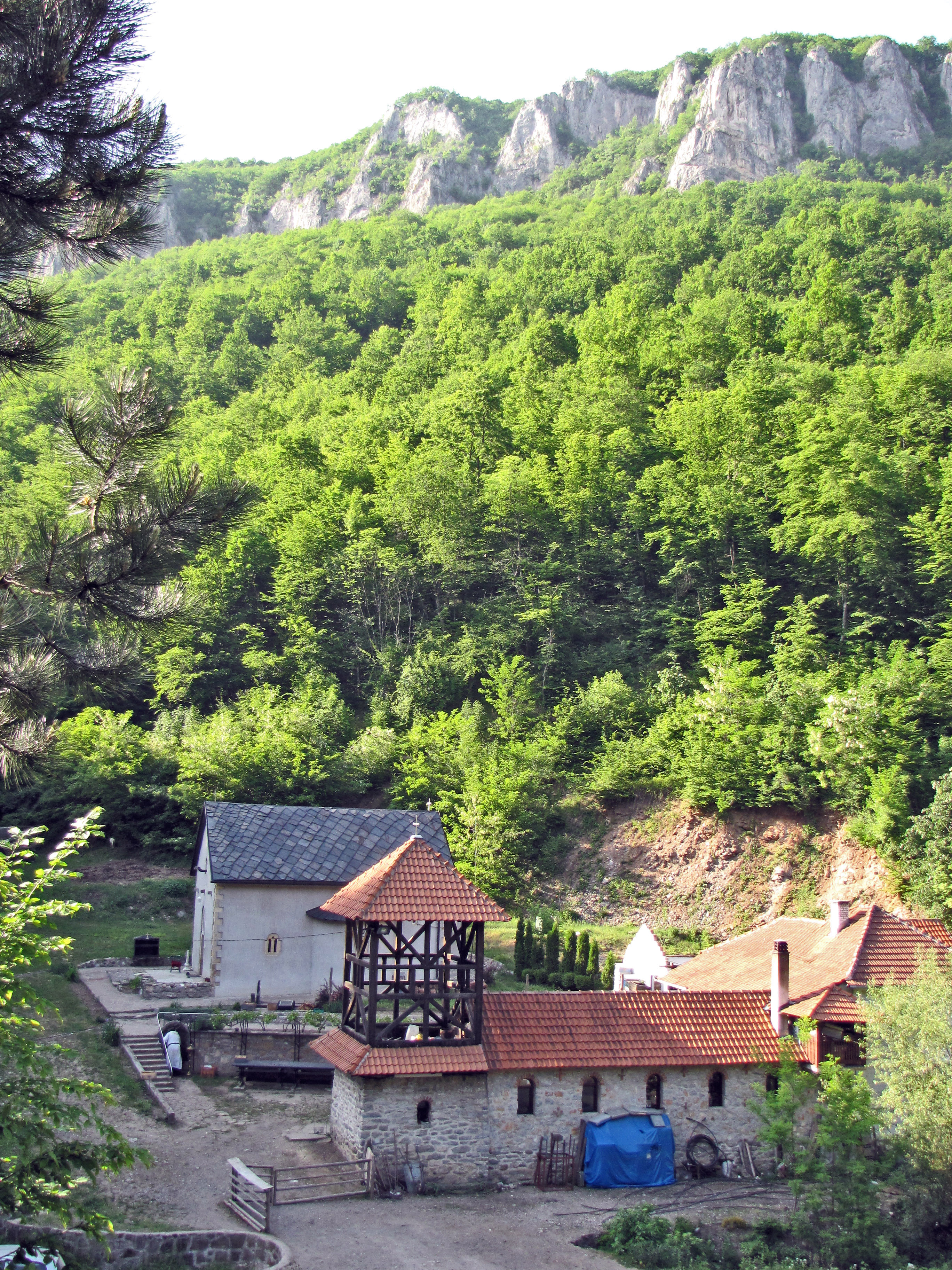 Manastir Stjenik, pogled na crkvu
