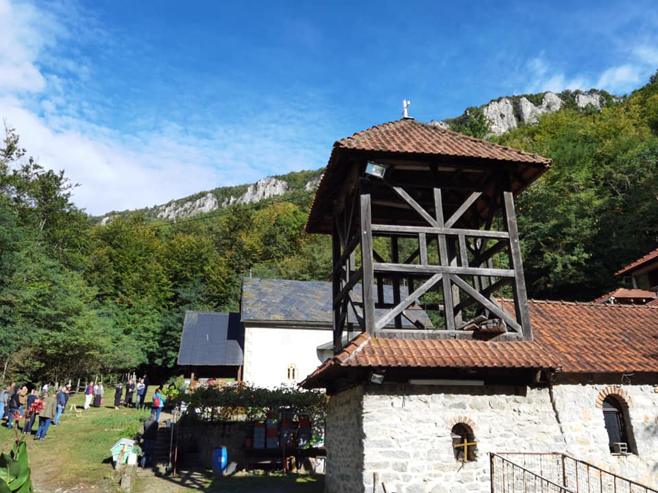 Drvena zvonara manastira Stjenik sa liticom u pozadini