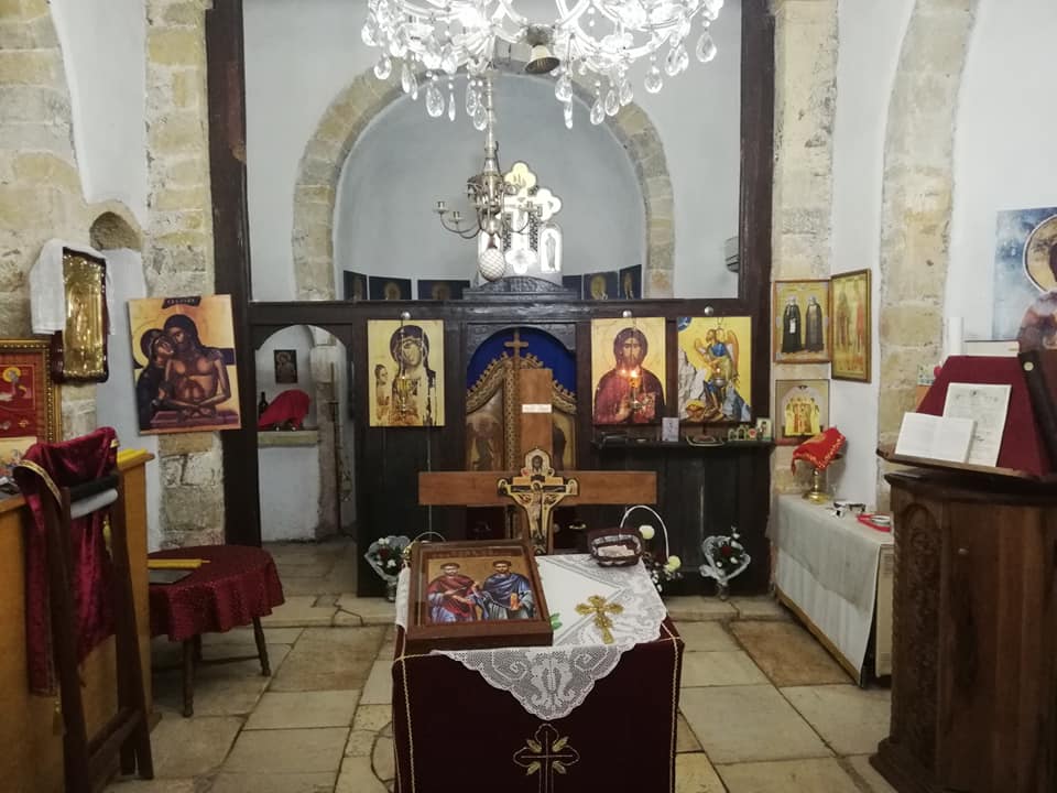 Unutrašnjost crkve sa ikonostasom